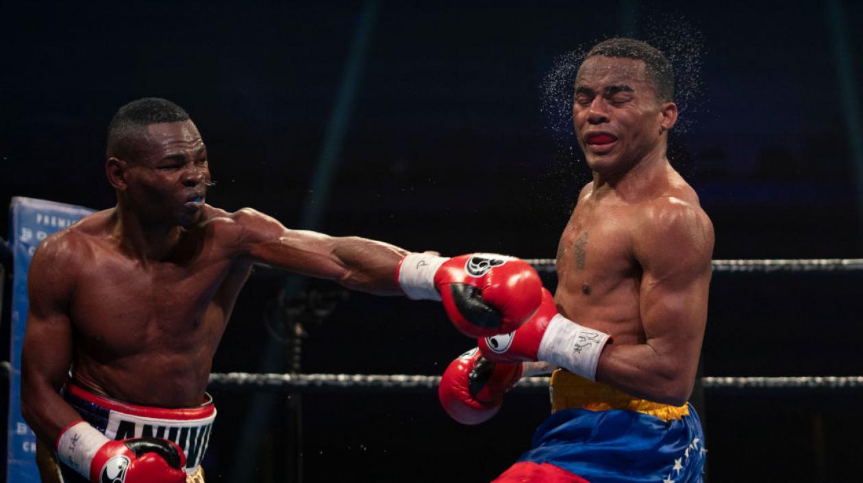 Guillermo Rigondeaux conecta un golpe al rostro de Liborio Solís.