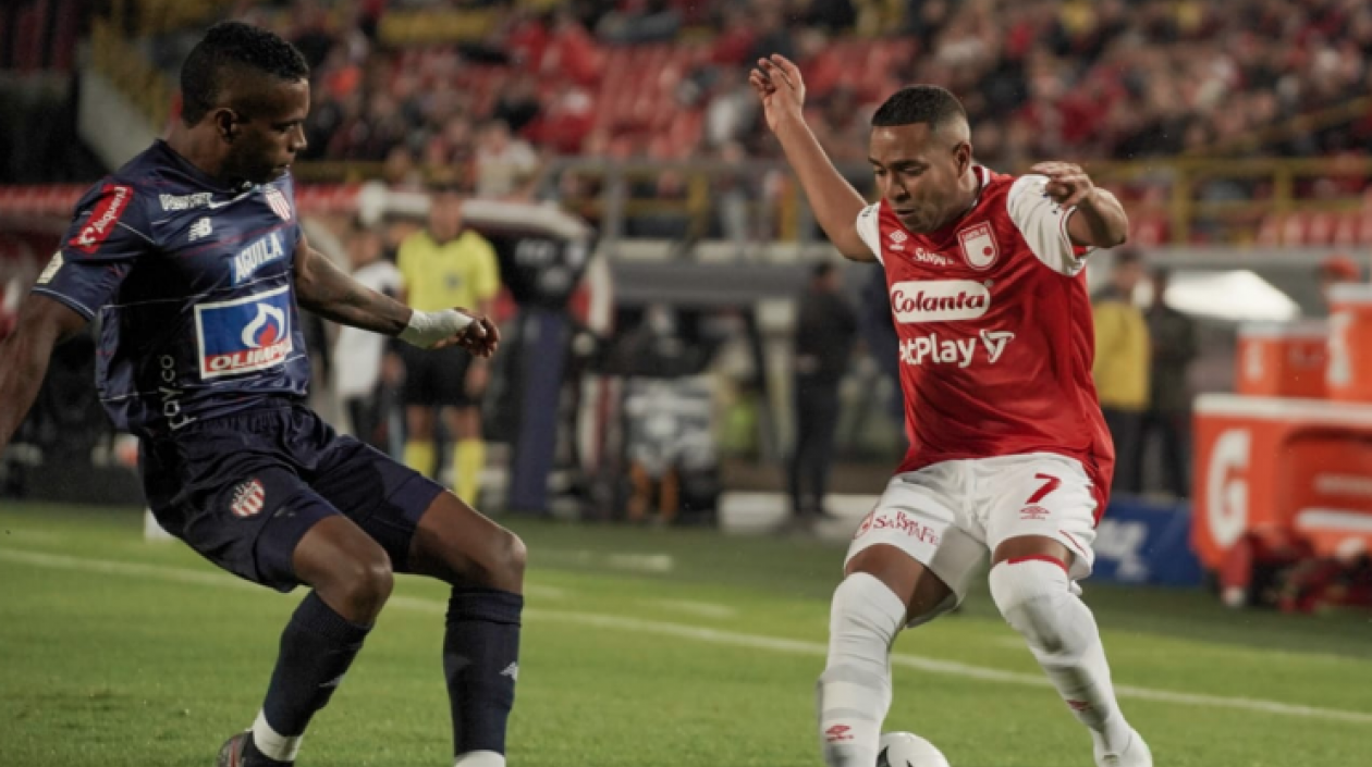 El lateral Fabián Viáfara ante Yohandry Orozco.