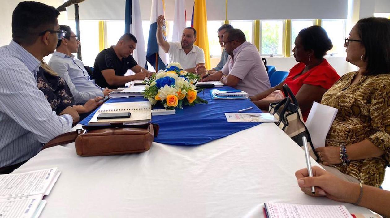 El Alcalde José Fernando Vargas presidiendo la reunión para articular las acciones educativas.