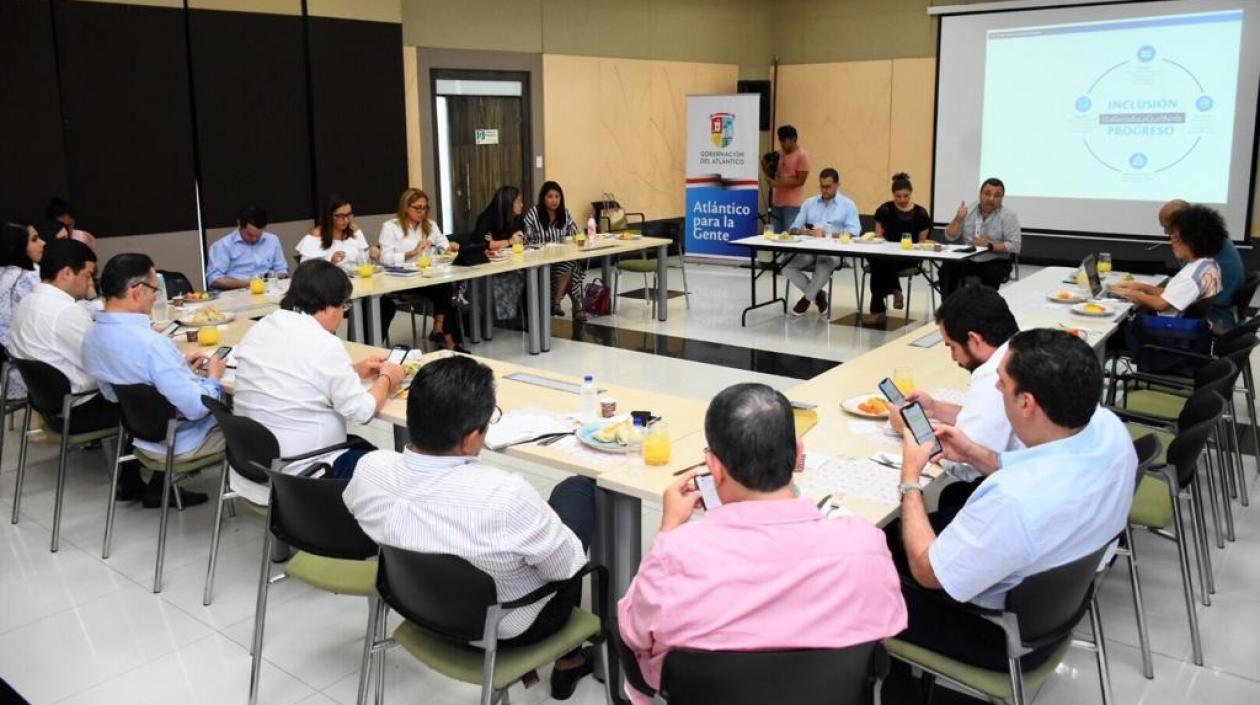 Congresistas chateando de manera simultánea mientras les explicaban el plan.