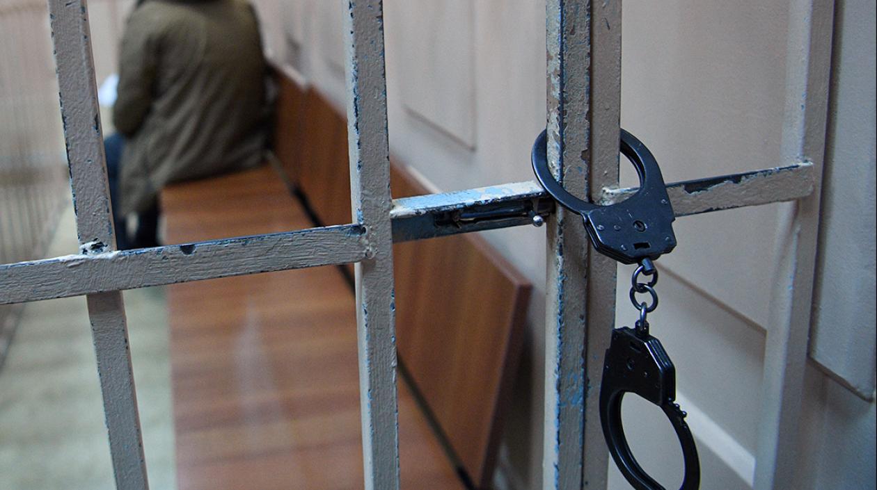 Las autoridades investigan cómo el acusado logró ingresar al tribunal con un arma.