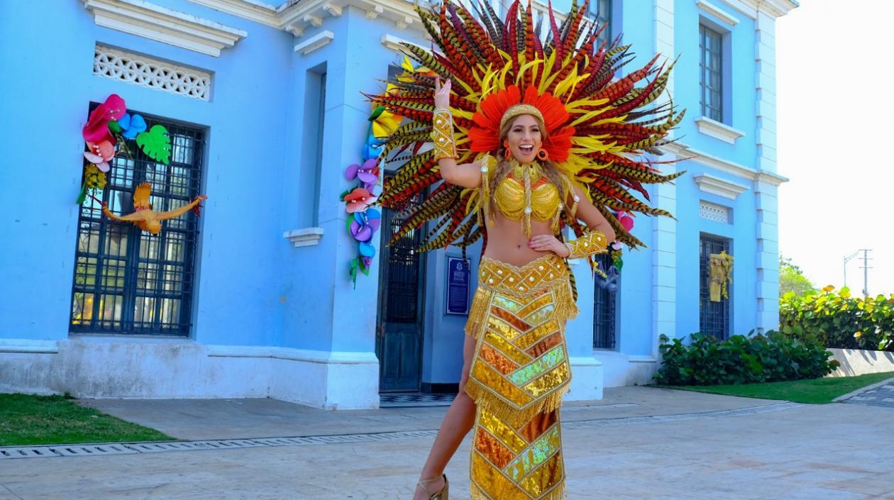 La Reina del Carnaval Isabella Chams usando el traje 'Origen'.
