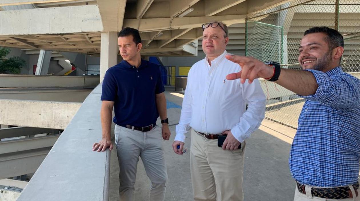 Jorge Enrique Vélez, vicepresidente de la FCF, visita el estadio en compañía de Grabiel Berdugo y Saúl Zambrano.
