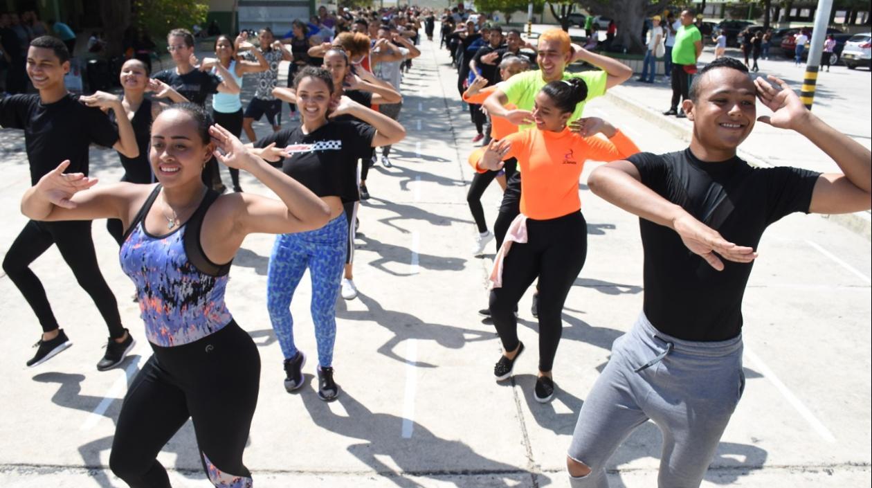 Bailarines de Casas Distritales de Cultura ensayando para sus presentaciones.