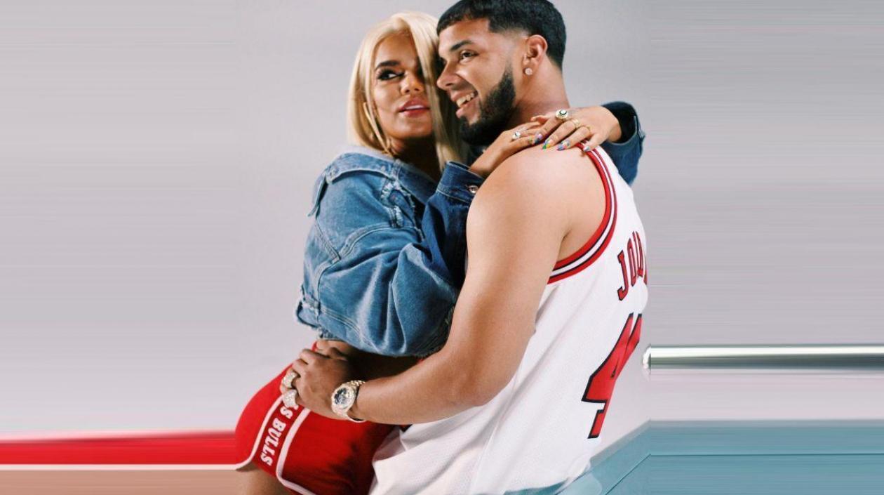 En la imagen, el cantante puertorriqueño Anuel AA (i) y la cantante colombiana Karol G.