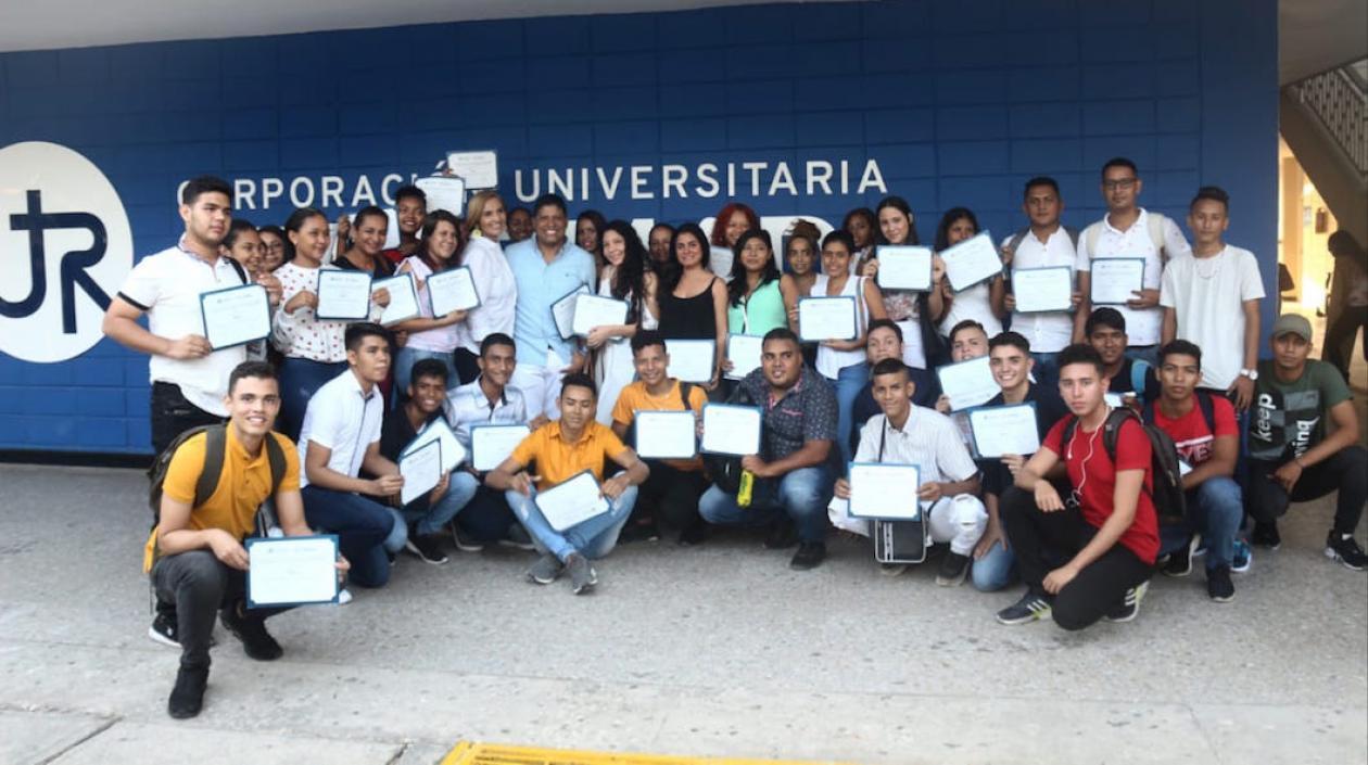 El Alcalde Rumenigge Monsalve con el grupo de beneficiarios.