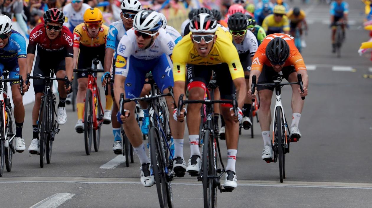 El ciclista colombiano Juan Sebastián Molano (d) del UAE Emirates vence este sábado en la llegada a su compatriota Álvaro Hodeg (i), del Deceunick-Quick Step.