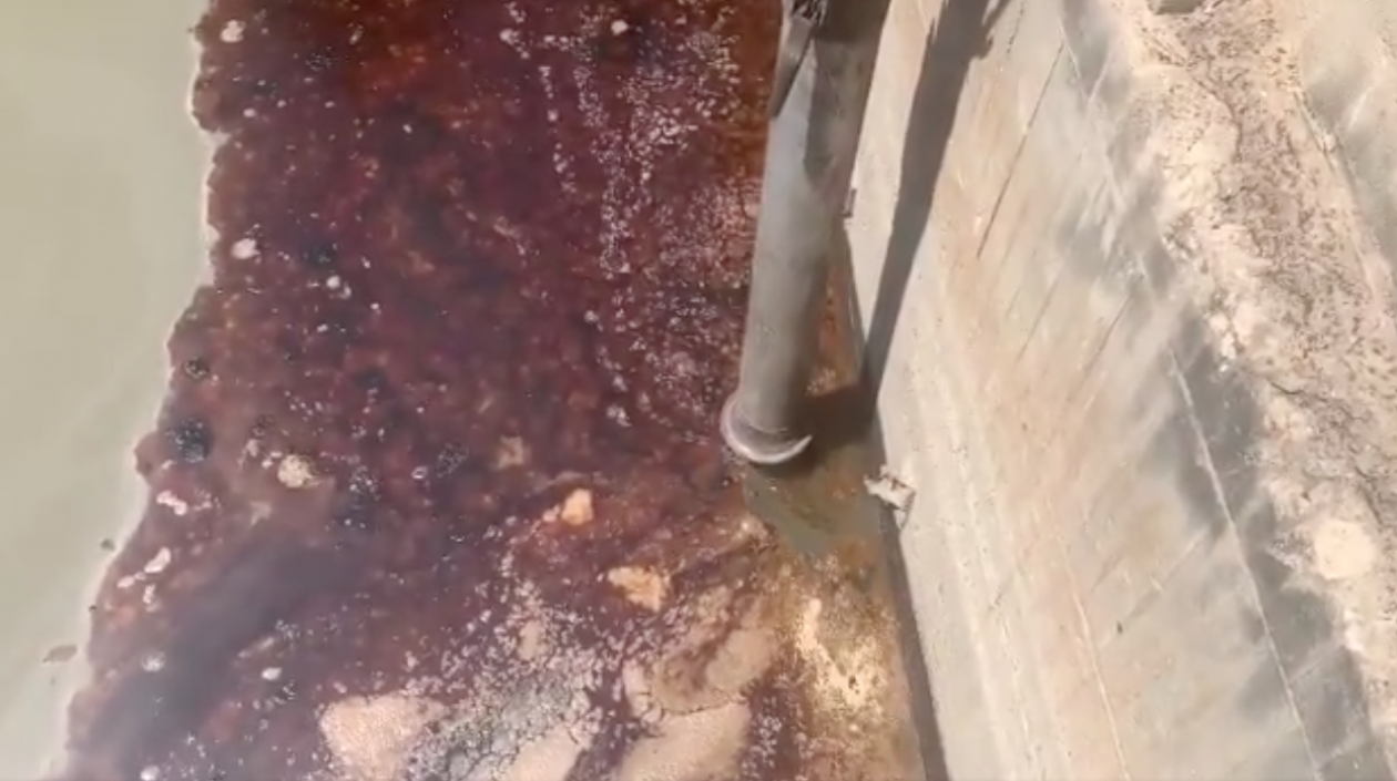 Momento en el que retiran la sustancia aceitosa.