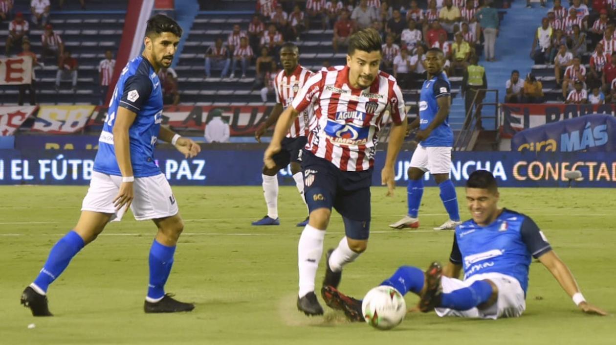 Sherman Cárdenas en jugada ofensiva al inicio del partido.