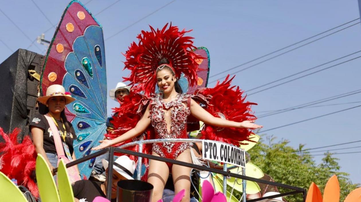 La representante de Puerto Colombia María José Arroyo durante el desfile en Santo Tomás.
