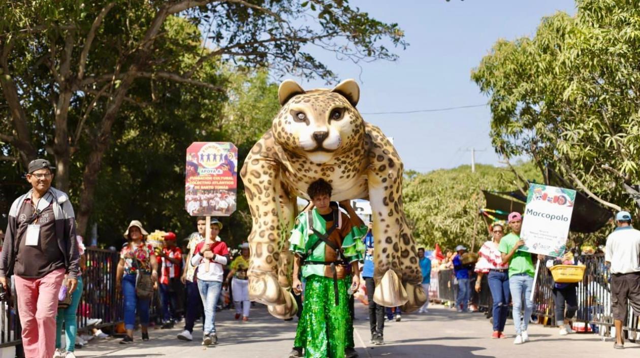 Macrofigura durante desfile de 'Santoto' 2020.