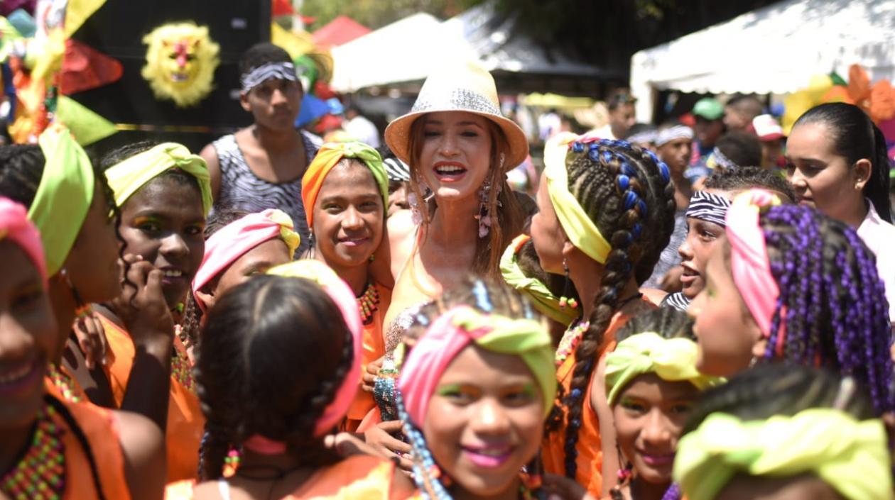 La primera Dama, Silvana Puello, junto a los niños e la comparsa.