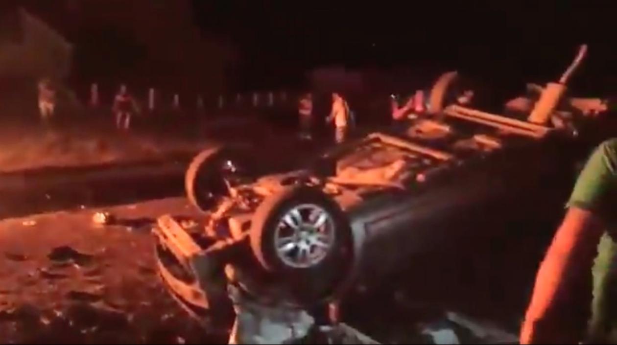 La explosión produjo un incendio y destrucción de vehículos.