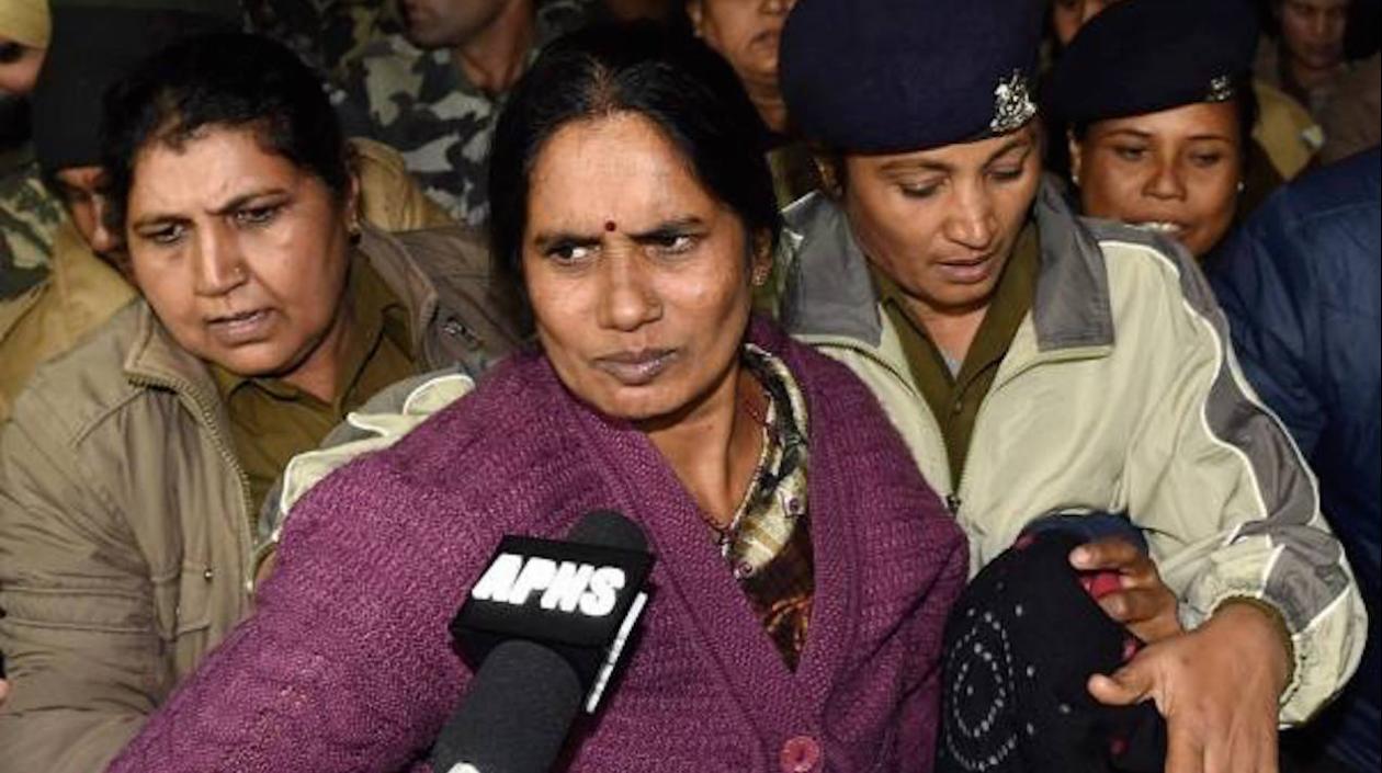 Asha Devi, la madre de la víctima.