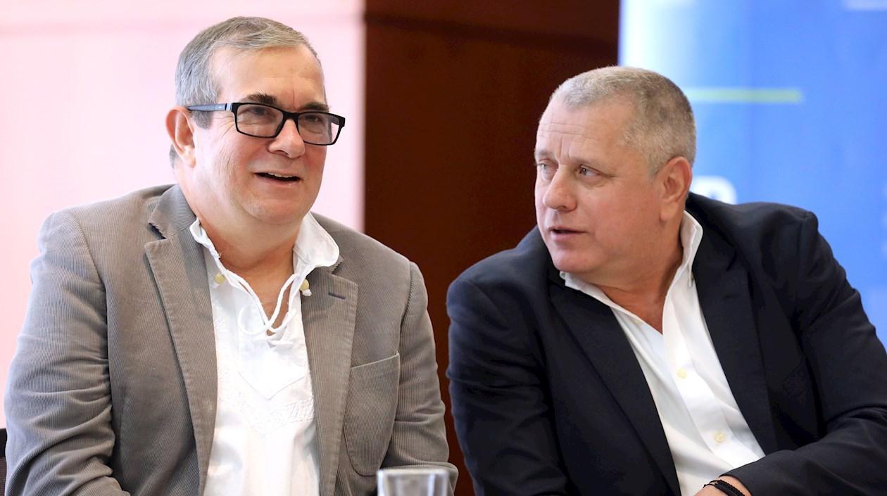 El líder de las FARC Rodrigo Londoño, alias 'Timochenko' (izquierda).