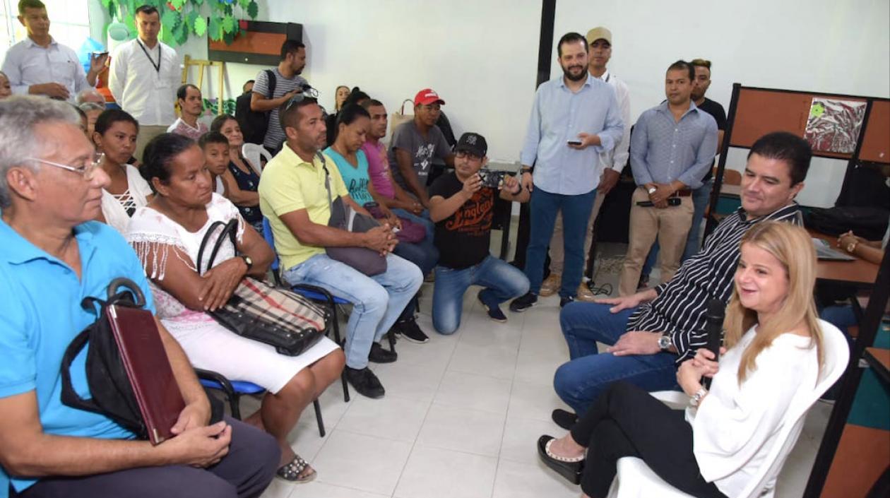 La Gobernadora Elsa Noguera exponiendo el programa ante los soledeños.