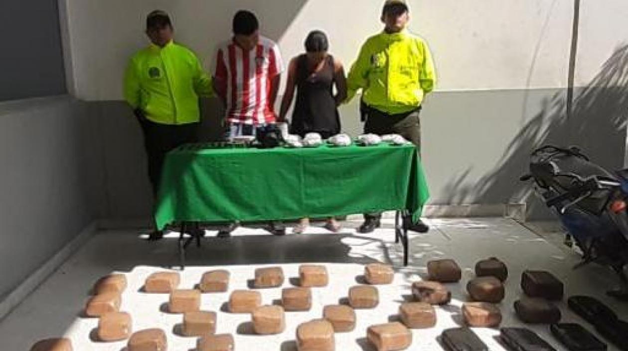 Los capturados, la droga y la cámara incautada.