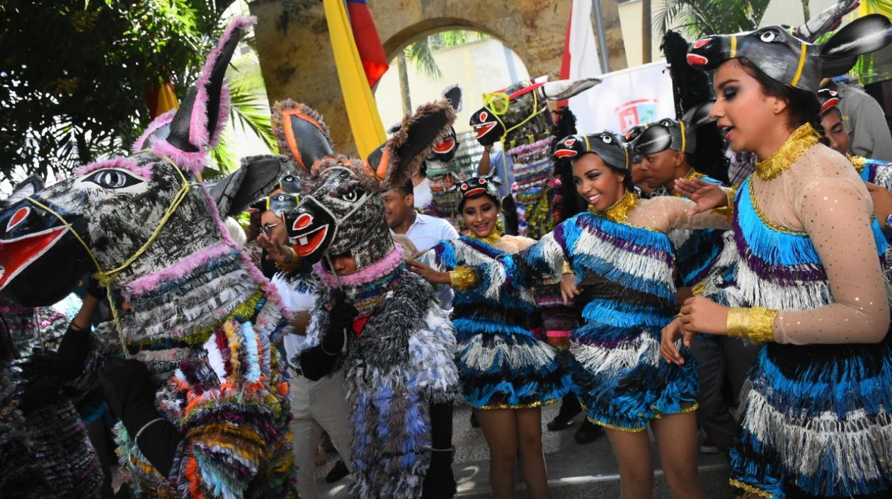 Burros Corcoveones e integrantes de la Banda de Baranoa.