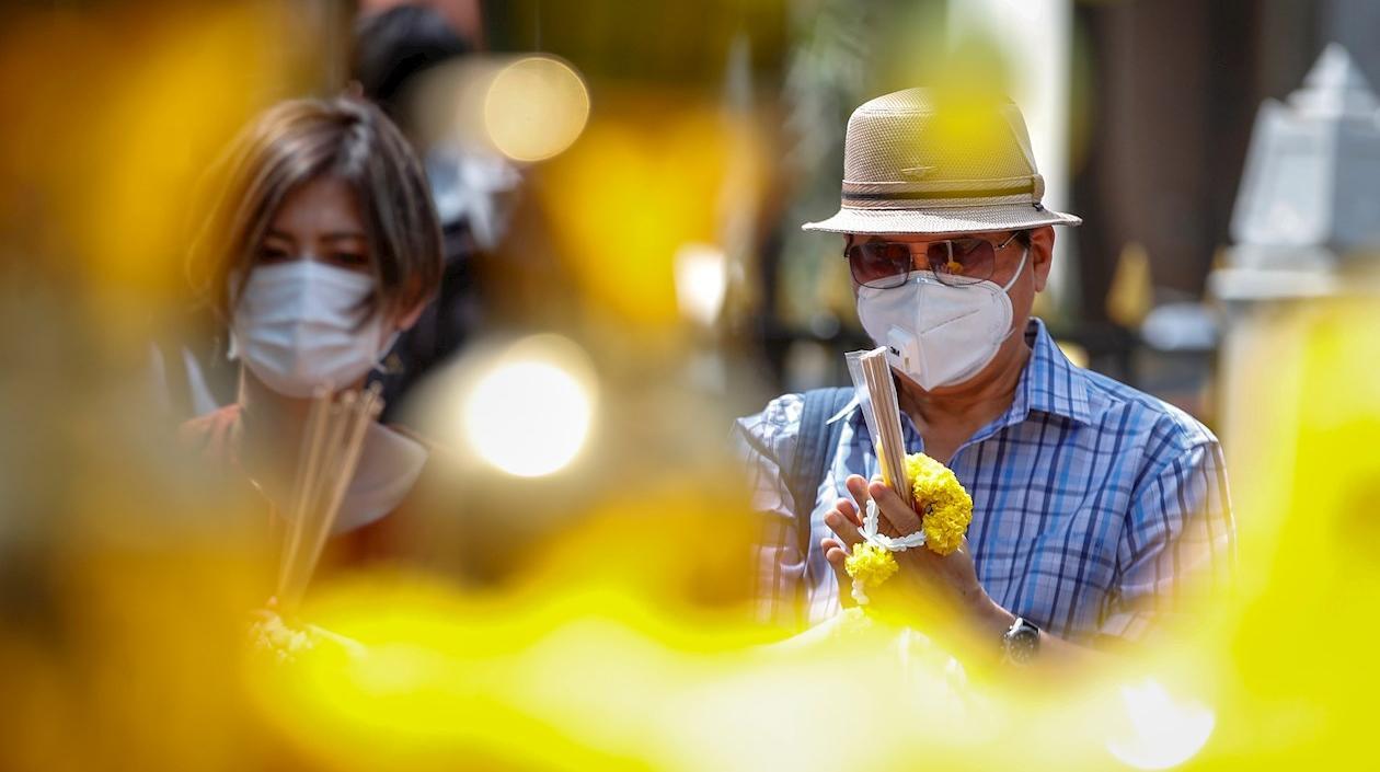 Personas con tapabocas para evitar contagiarse del virus.