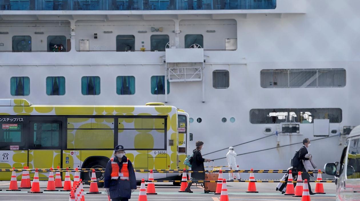 Pasajeros abandonando el crucero.