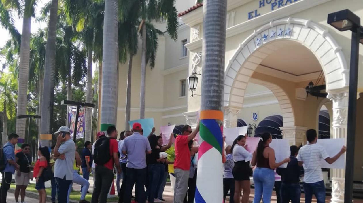 Extrabajadores durante la protesta.