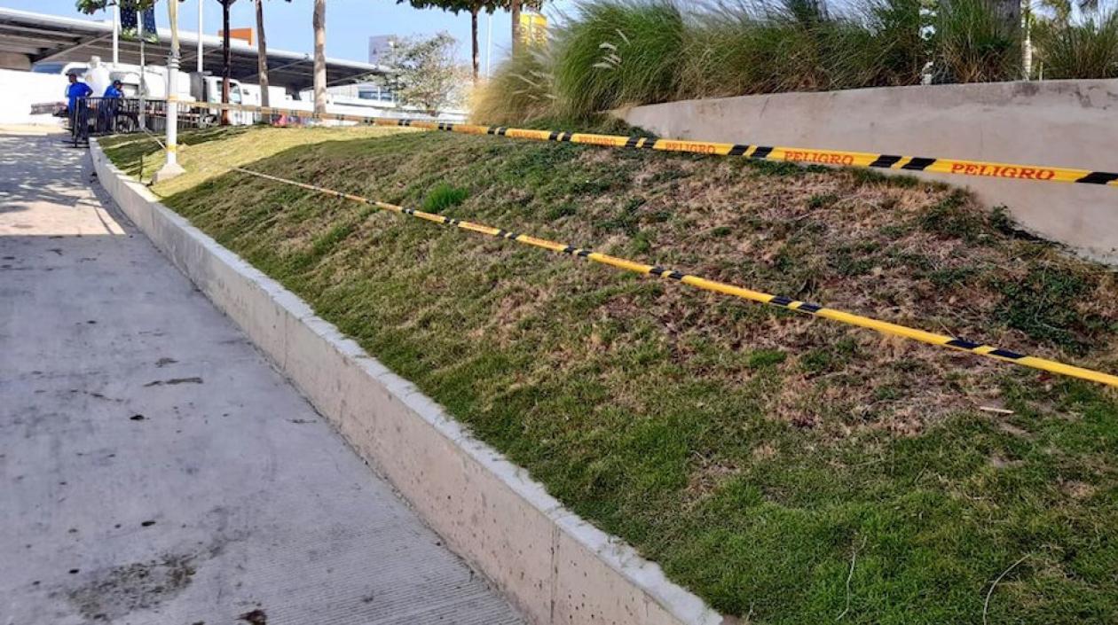 Cintas de seguridad para prevenir el paso por las zonas verdes.