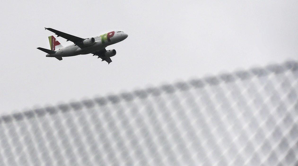  Un airbuls A319-111 de la aerolínea TAP despega del aeropuerto de Lisboa (Portugal).