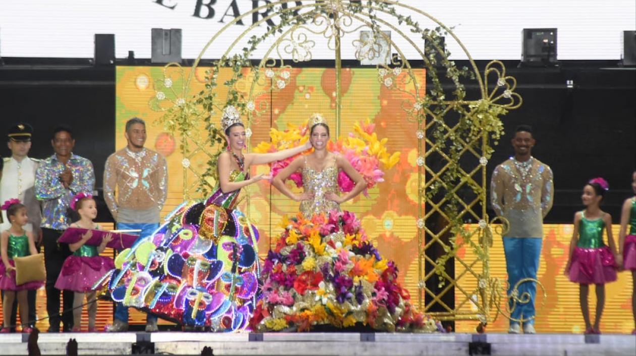 La Reina Isabella coronada por su antecesora Carolina Segebre.