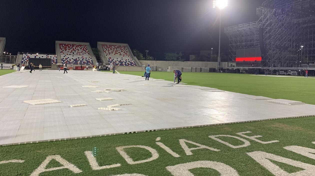 Las estibas que le colocaron a la grama.