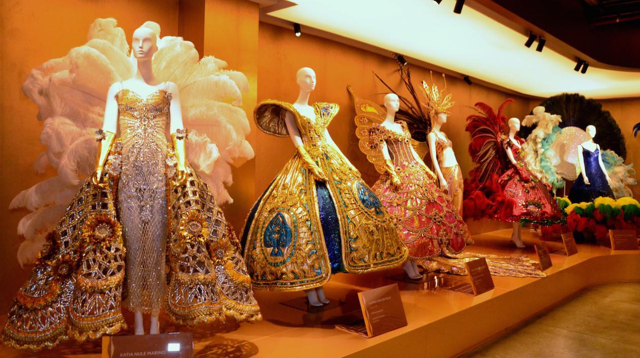 Los vestidos que han lucido las Reinas del Carnaval de Barranquilla están exhibidos.