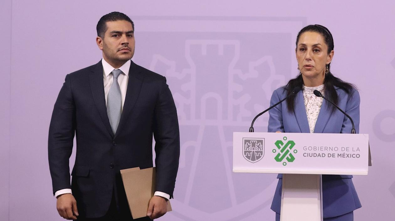 El titular de la Secretaría de Seguridad Ciudadana (SSC) de la Ciudad de México y la jefa de gobierno Claudia Sheinbaum (d),  durante una rueda de prensa en México.