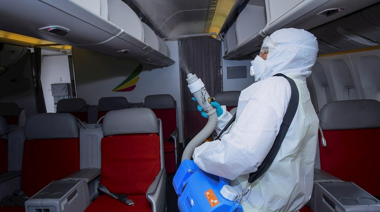 Foto de un avión que está siendo descontaminado.