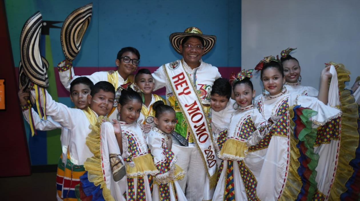 El Rey Momo Alcides Romero junto a integrantes de 'Los cumbiamberitos de Buenos Aires'.