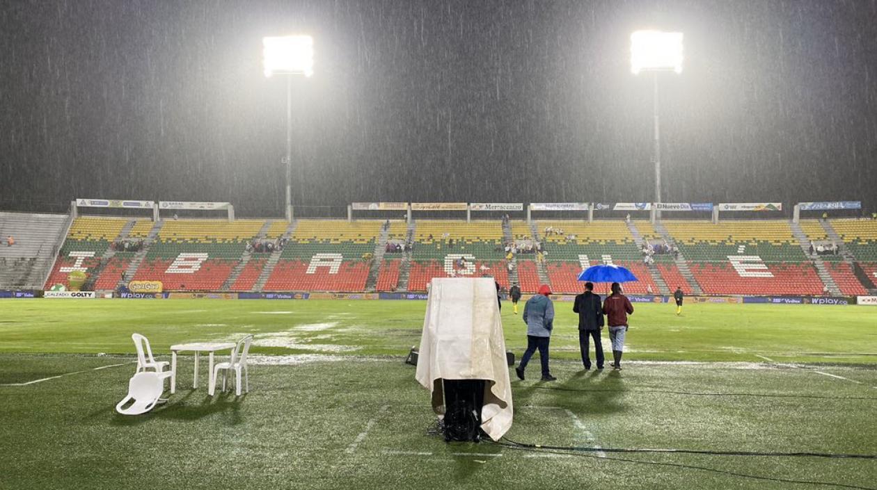 Estado de la cancha tras la suspensión del partido.