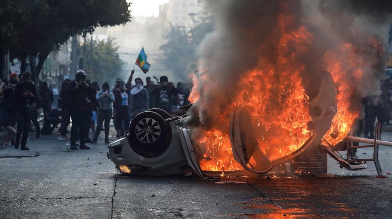Quema de vehículos durante las protestas.