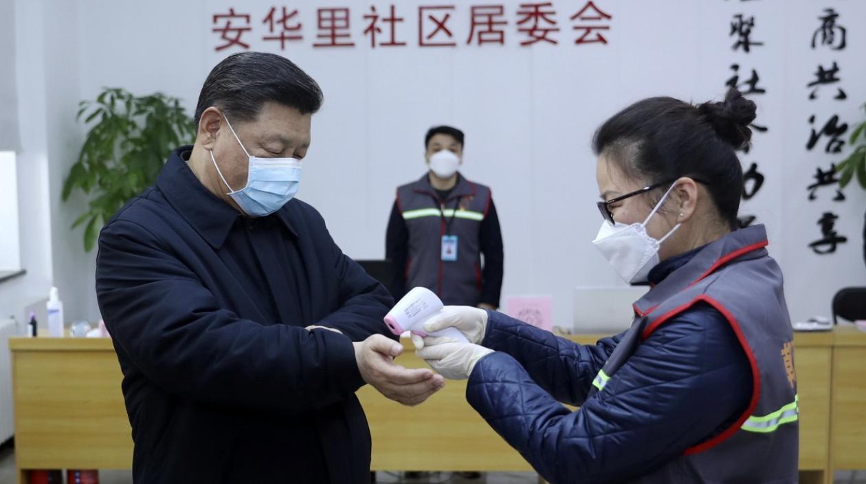 El presidente Xi Jinping (izquierda) visita un centro de salud comunitario en Beijing a principios de este mes para inspeccionar las medidas de contención.