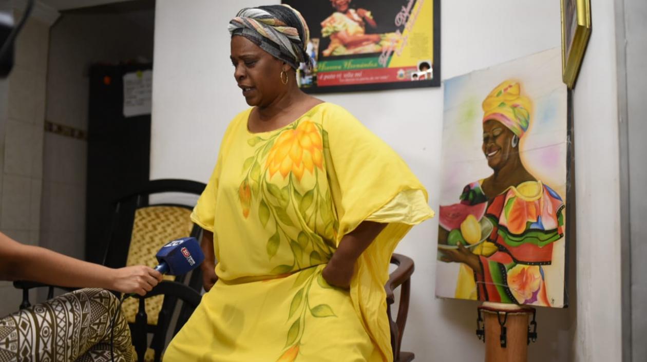 Matilde Herrera bailando mientras canta un juego palenquero.