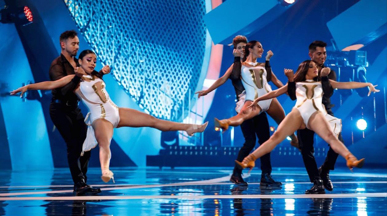 Presentación de bailarines durante el homenaje a Camilo Sesto.