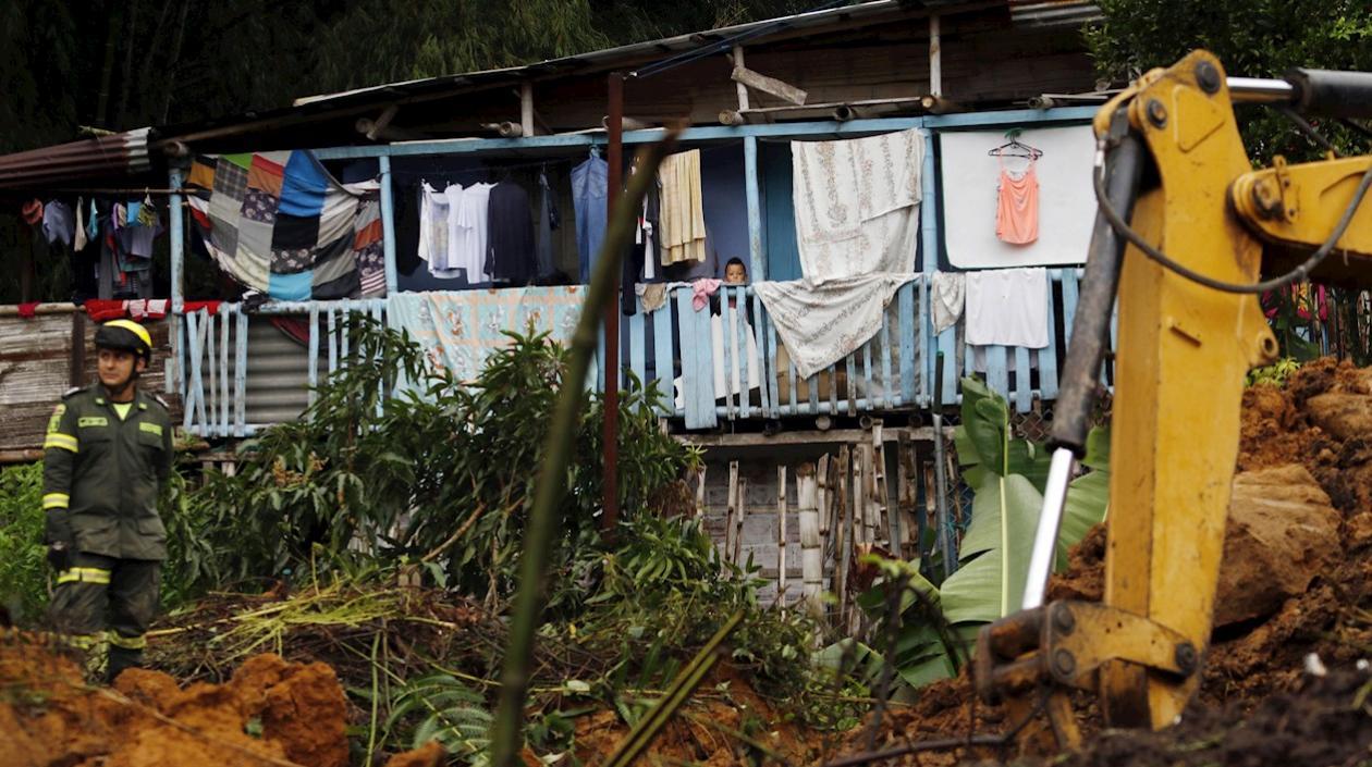 Un niño observa desde su casa la labor de los socorristas