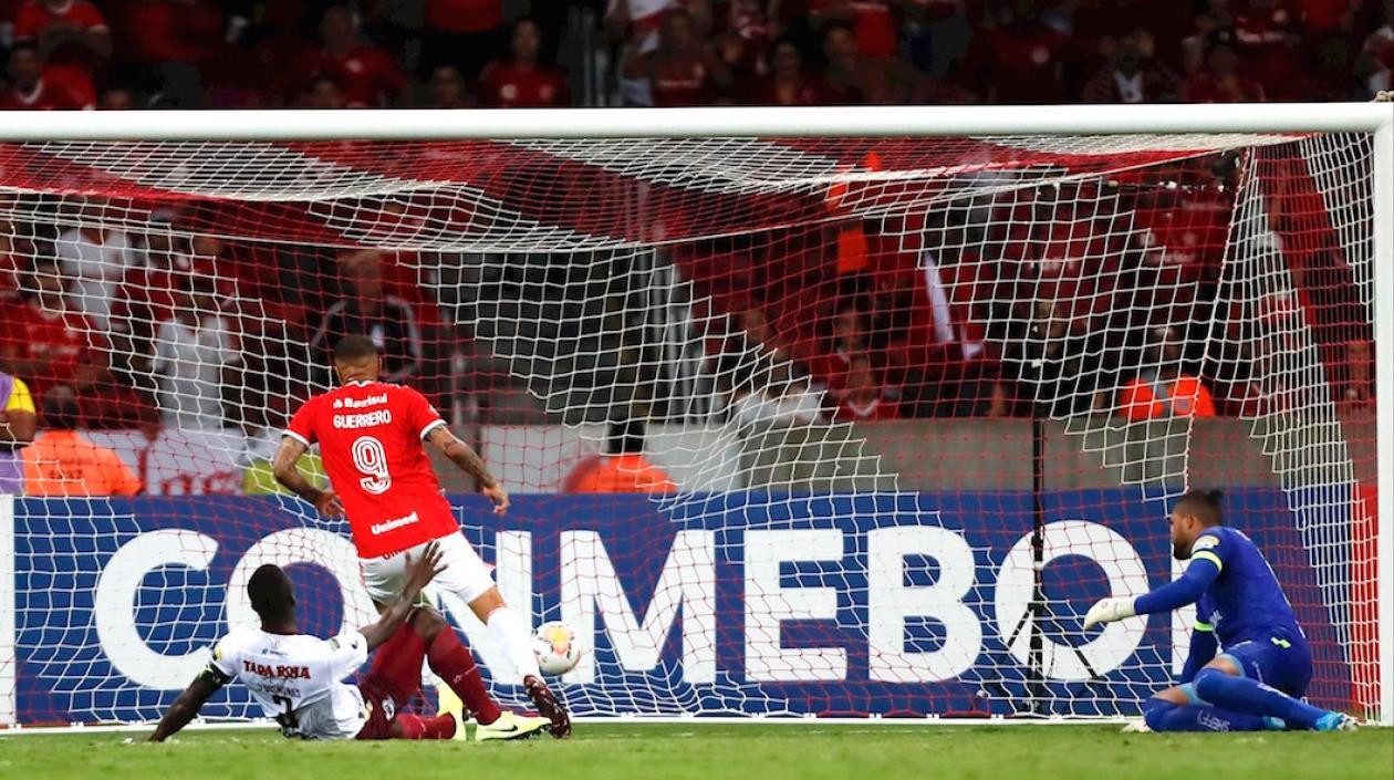 Paolo Guerrero anotando cuando finalizaba el primer tiempo y que significó el triunfo.