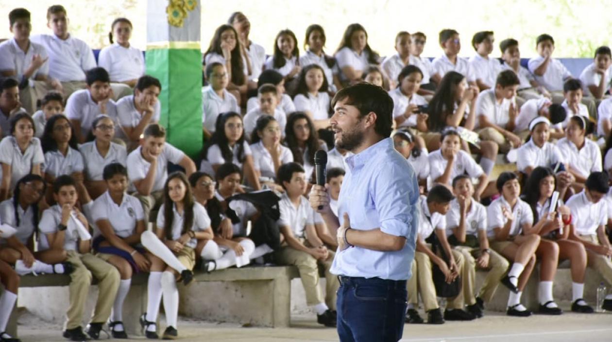 El Alcalde Jaime Pumarejo dirigiéndose a los estudiantes.