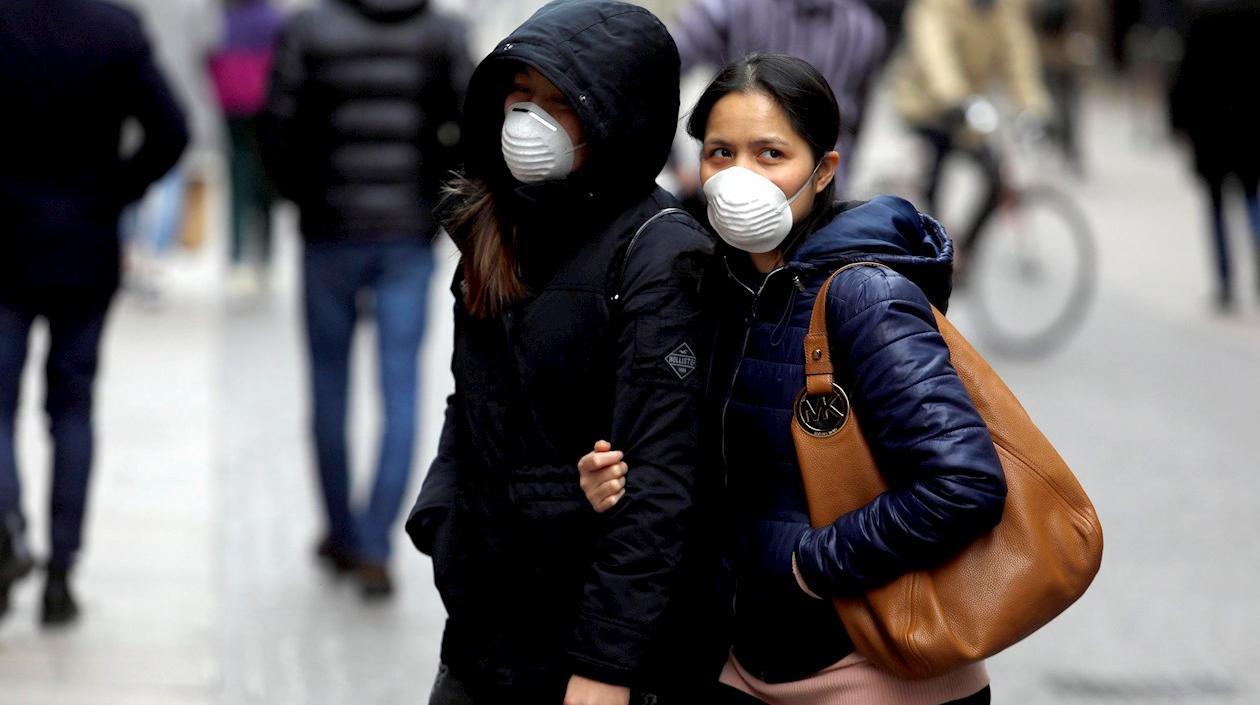 Dos mujeres con tapabocas en Italia.