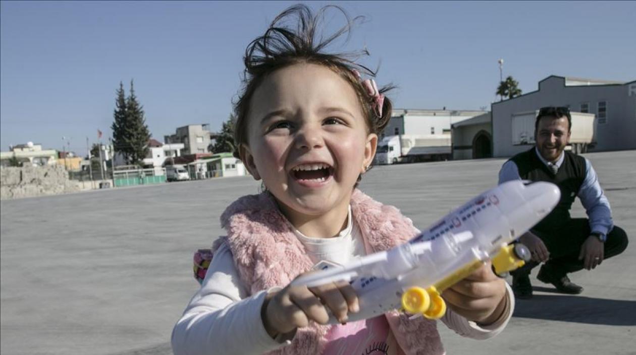 La pequeña Salva jugando en Turquía preparada para una nueva vida con su padre.