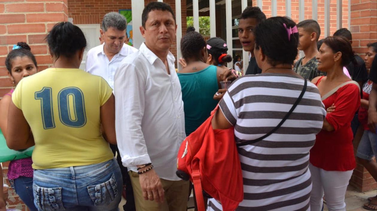 El Personero saliente, Jaime Sanjuan, atendiendo los reclamos de los usuarios.