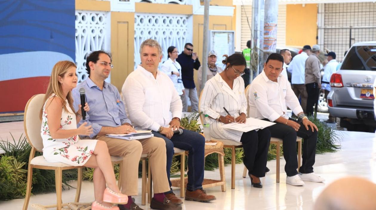 La gobernadora Elsa Noguera, el Ministro de Comercio, el Presidente Duque, la Ministra de Cultura y el Alcalde de Puerto Colombia.