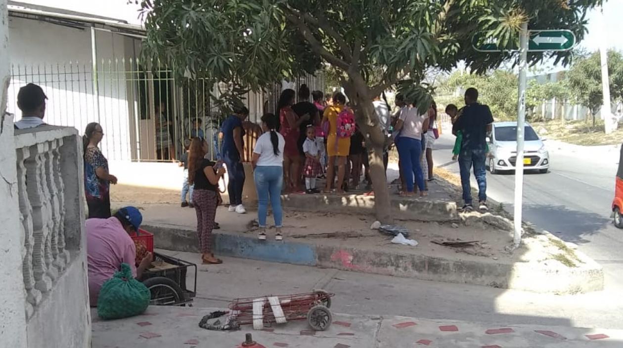 A los padres de familia los atendieron debajo de un palo de mango.