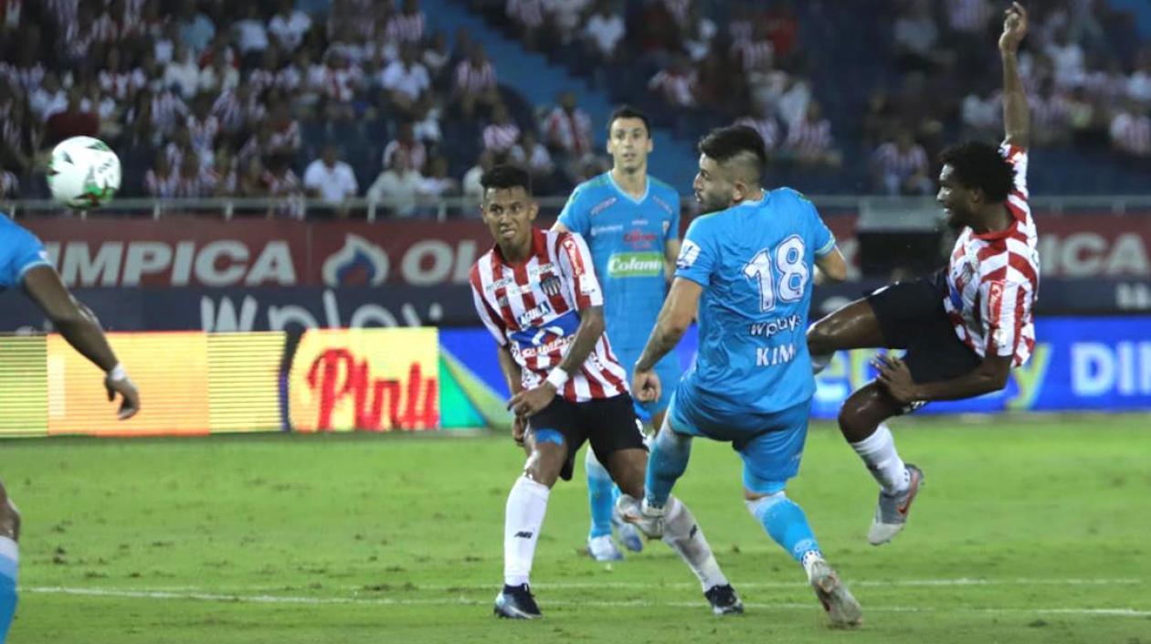 Espectacular remate de Didier Moreno para el gol del triunfo.