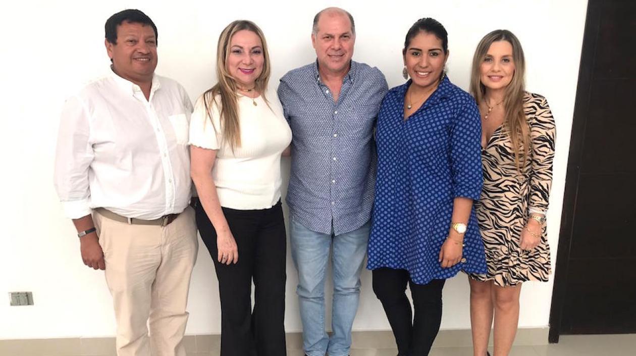 El Gerente (e) Hernando De la Espriella, con representantes de los noticieros.