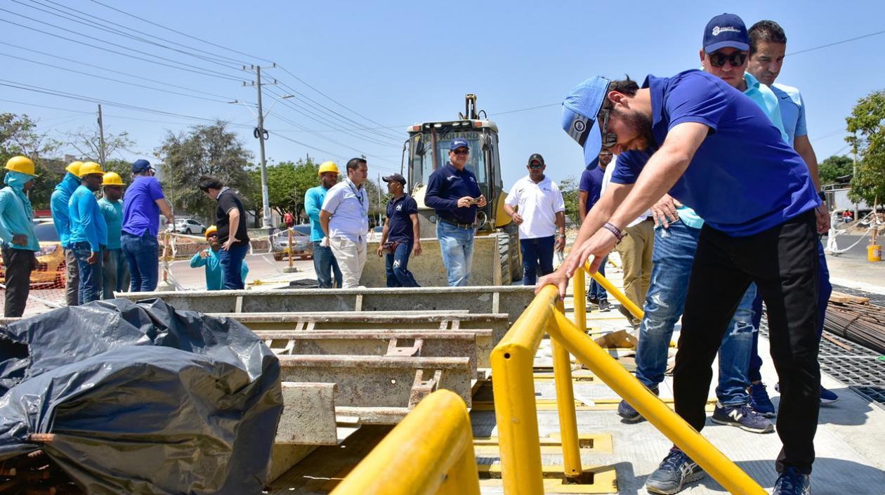 El Alcalde Jaime Pumarejo revisando los trabajos.