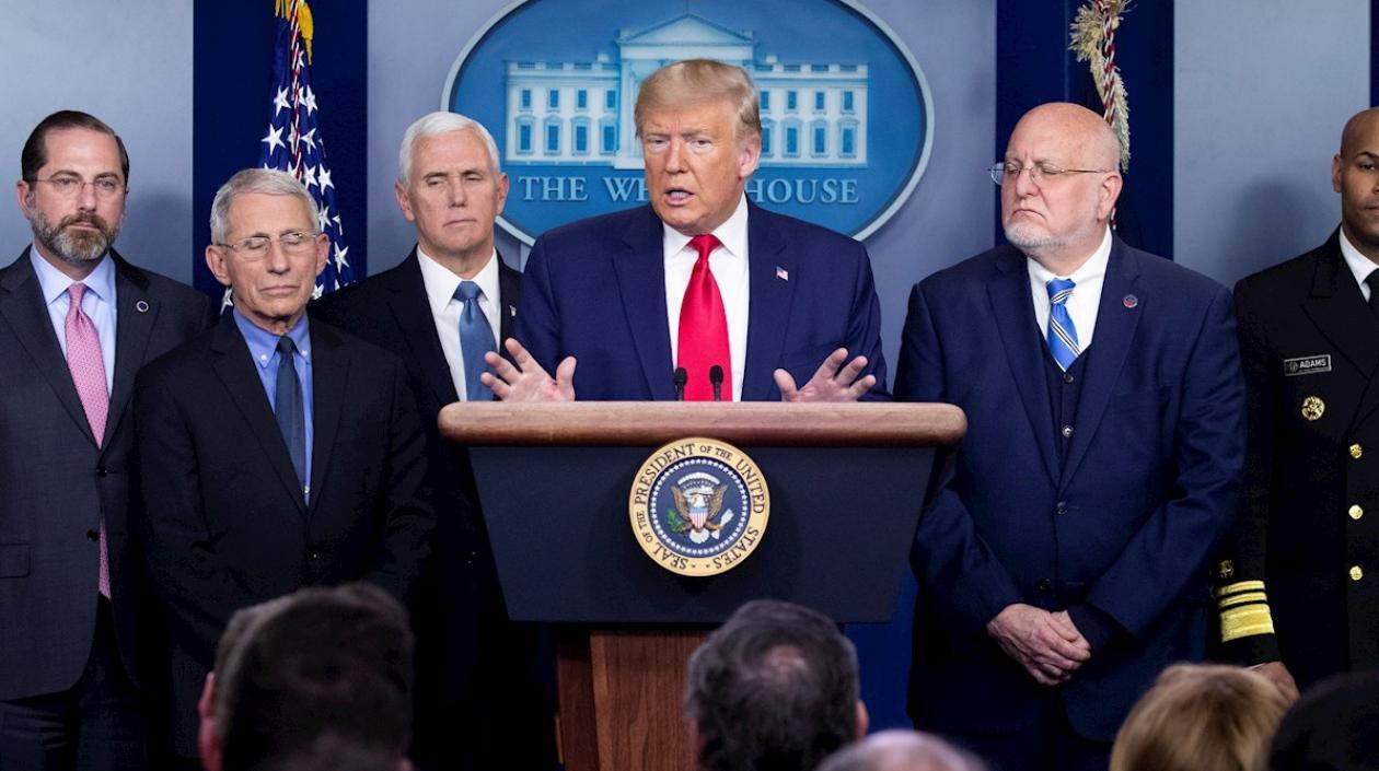 Presidente Trump y miembros de su gobierno, durante la rueda de prensa sobre el coronavirus.